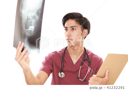 真剣な表情の医師 真剣な表情の医師 41232291