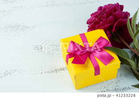 Yellow gift box with bow and peony 41233228