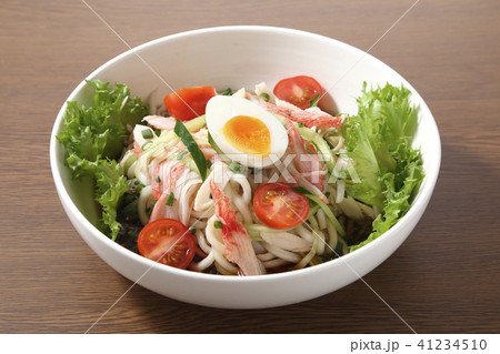 テーブルのサラダうどん テーブルのサラダうどん 41234510