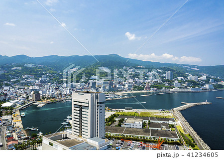 復活する熱海ホテル街と伊豆箱根の山脈 41234605
