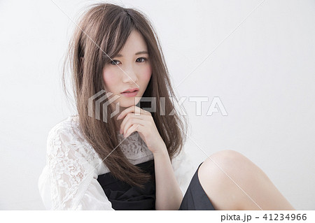ストレートロング 日本人 ヘアスタイルの写真素材