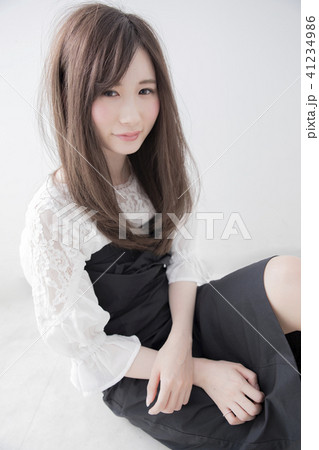 ストレートロング 日本人 ヘアスタイルの写真素材