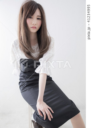 ストレートロング 日本人 ヘアスタイルの写真素材
