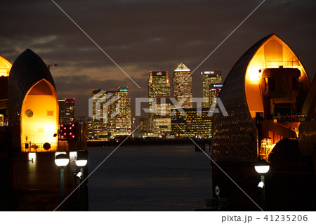 Wide angle shot of the Canary Wharf financial cent 41235206