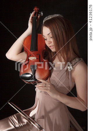 Pretty young woman holding a violin 41236176