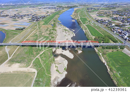 赤と青（水色）のレトロな鉄橋_片の瀬橋 41239361