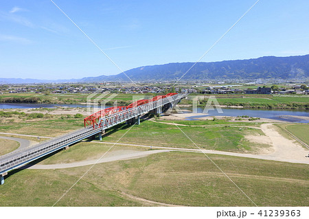 赤と青（水色）のレトロな鉄橋_片の瀬橋 41239363