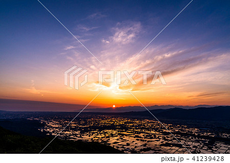 《富山県》水鏡の水田・砺波平野の朝景《医王山より》 41239428