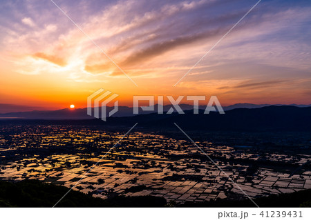 《富山県》水鏡の水田・砺波平野の朝景《医王山より》 《富山県》水鏡の水田・砺波平野の朝景《医王山より》 41239431