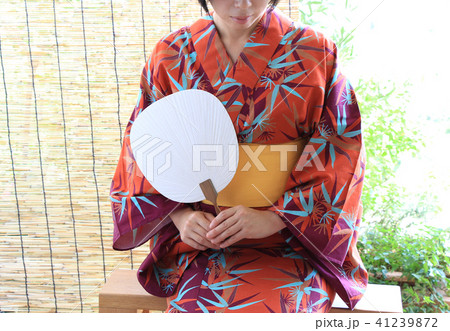 浴衣でうちわを持つ女性 41239872