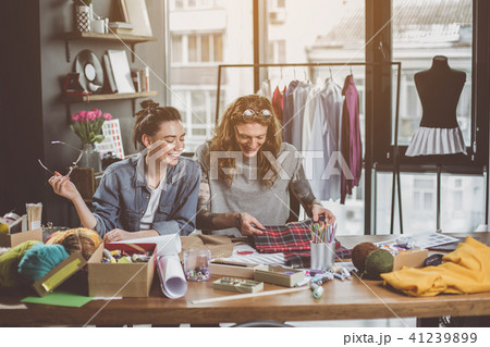 Glad dressmakers communicating at job 41239899