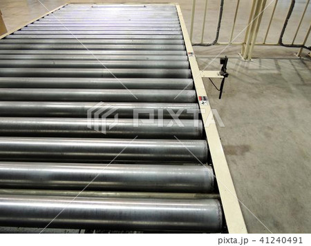 物流倉庫内のローラーコンベア 41240491