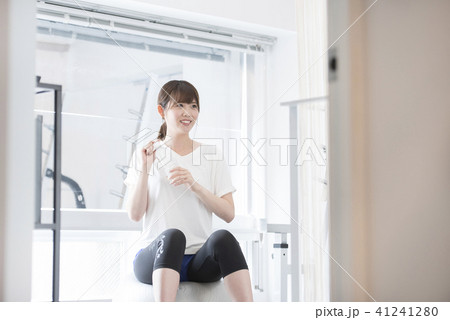 女性　水分補給　バランスボール　ジム　笑顔 41241280