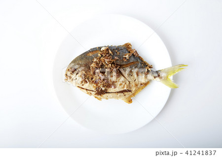 Fresh pomfret deep fried in dish 41241837