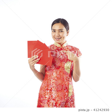 chinese new year woman holding red envelope 41242930