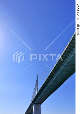 快晴の福岡市都市高速・荒津大橋 41243552