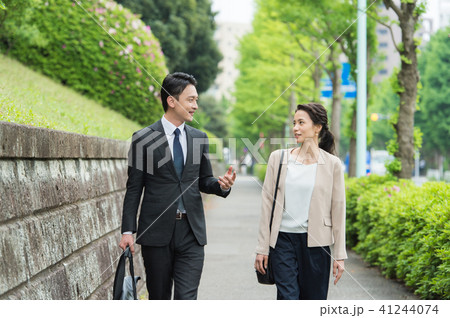 街を歩くビジネスパーソン達 街を歩くビジネスパーソン達 41244074