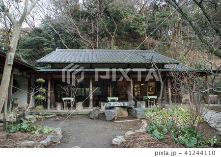 横浜市の南東部に位置する三渓園、古建築が移築され一度は訪れたい場所だ 横浜市の南東部に位置する三渓園、古建築が移築され一度は訪れたい場所だ 41244110
