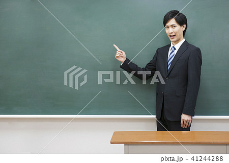 先生　教師　教室　学校　授業　黒板　塾　学習塾　予備校　教育イメージ　 41244288