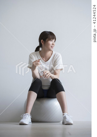 女性　バランスボール　座る　休憩　ペットボトル 41244524