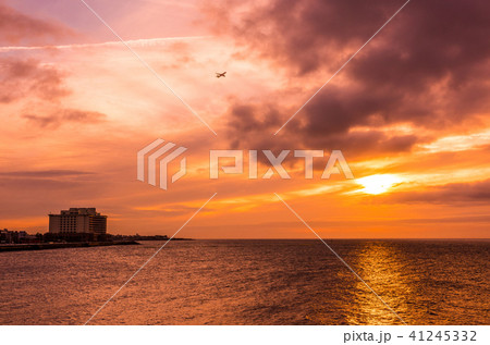 韓国　夕焼けのオレンジ色に染まるチェジュ島とその海 41245332
