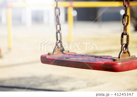 公園の赤いブランコ 41245347