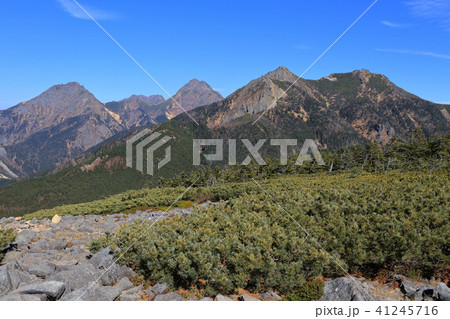 八ヶ岳の編笠山山頂から北東側の赤岳、権現岳方面 41245716