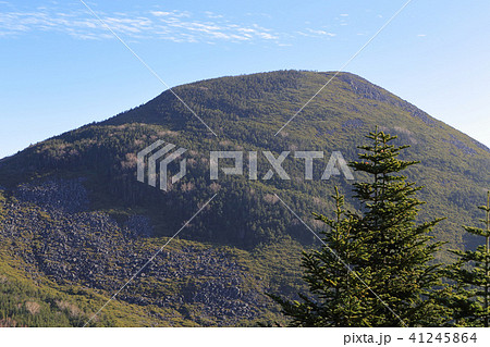 八ヶ岳の編笠山と西岳の中間地点から編笠山を見る 八ヶ岳の編笠山と西岳の中間地点から編笠山を見る 41245864