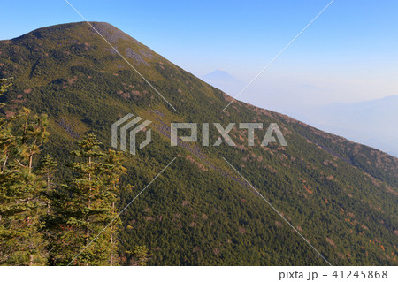 八ヶ岳の西岳山頂から編笠山を見る 八ヶ岳の西岳山頂から編笠山を見る 41245868