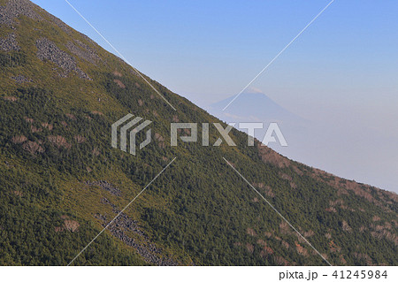 八ヶ岳の西岳山頂から編笠山と霞んだ富士山を見る 41245984