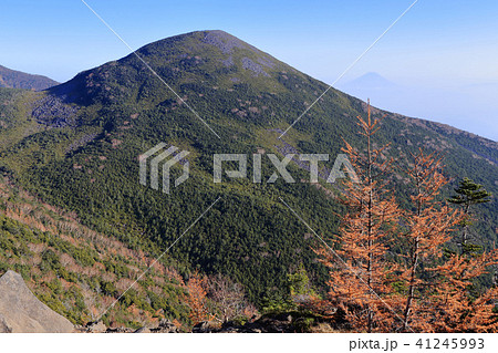 八ヶ岳の西岳山頂から編笠山と霞む富士山を見る 八ヶ岳の西岳山頂から編笠山と霞む富士山を見る 41245993