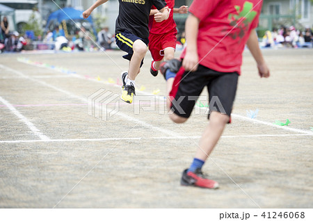 運動会 徒競走 ゴールシーン の写真素材