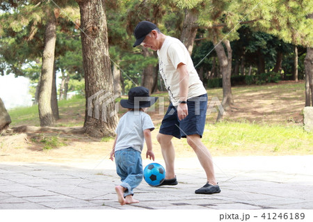 おじいちゃんとボール遊び 41246189