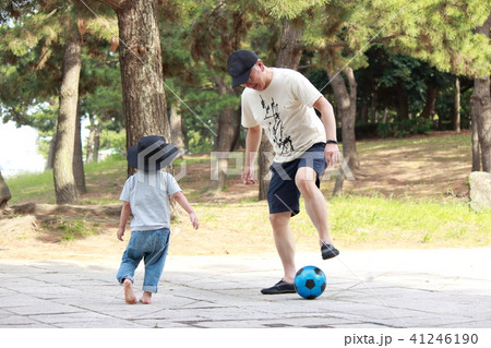 おじいちゃんとボール遊びの写真素材