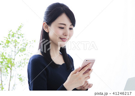 女性 スマホ リビング 若い女性 女性 スマホ リビング 若い女性 41246217