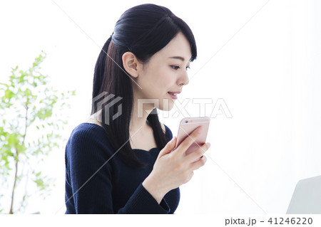女性 スマホ リビング 若い女性 女性 スマホ リビング 若い女性 41246220
