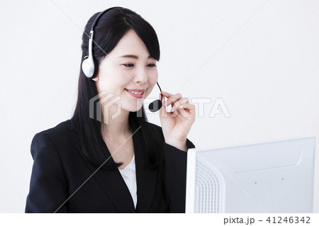 ビジネス　オペレーター　女性　ビジネスマン　白バック 41246342