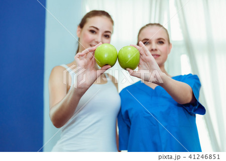 Portrait of female nutritionist and patient  41246851