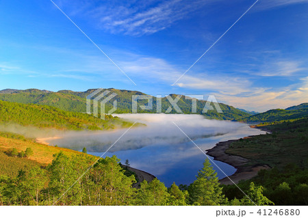 朝霧立ち込める初夏の野反湖 41246880