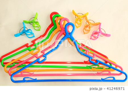 カラフルハンガーとピンチで気分アップ カラフルハンガーとピンチで気分アップ 41246971
