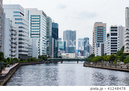 東京都 都市風景 天王洲から見る川沿いのオフィスビルの写真素材