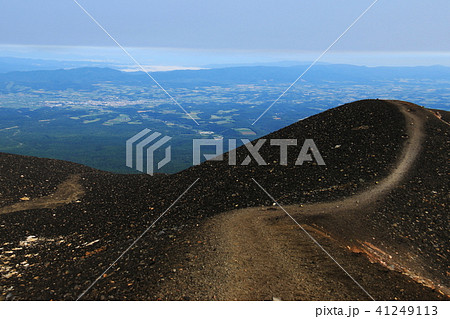 十勝岳　登山道越の富良野の街 41249113