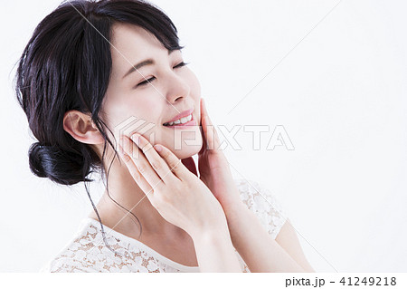 ビューティー 女性 スキンケア 若い女性 美容 ビューティー 女性 スキンケア 若い女性 美容 41249218