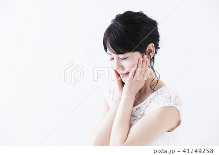ビューティー 女性 スキンケア 若い女性 美容 ビューティー 女性 スキンケア 若い女性 美容 41249258