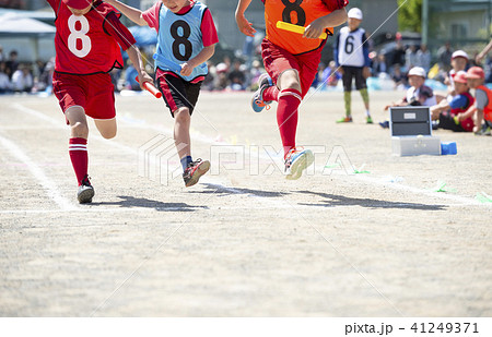 運動会 リレー ゴールシーン の写真素材