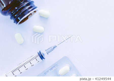 Syringes and spilled tablets Syringes and spilled tablets 41249544