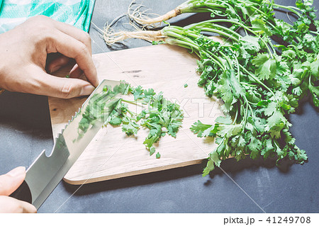 Chef chopping parsley leaves with a knife  41249708