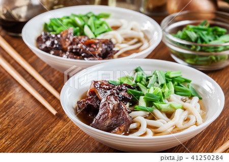 Japanese Udon noodles with beef and green onion 41250284