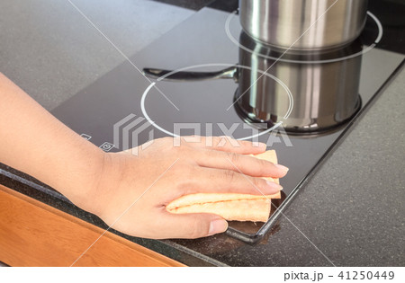 Hand cleaning cooker at home kitchen 41250449