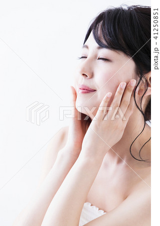 ビューティー 女性 スキンケア 若い女性 美容 ビューティー 女性 スキンケア 若い女性 美容 41250851